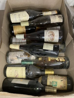 plusieurs bouteilles de vin dans une caisse sur la table
