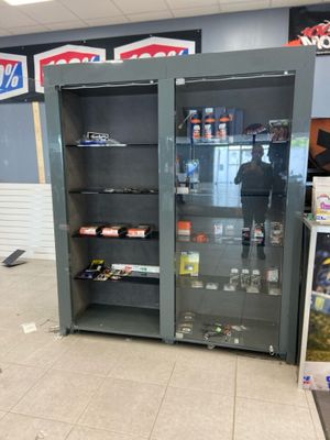 un distributeur automatique au milieu d'un magasin