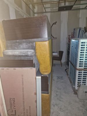 une pile de cartons au milieu d'une pièce