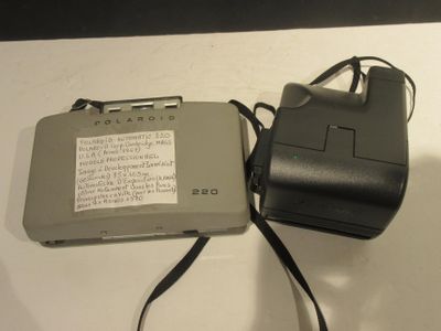 un appareil photo et une batterie posés sur une table