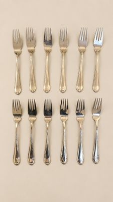 beaucoup de fourchettes et de cuillères sur la table