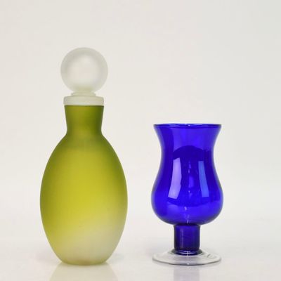 deux vases posés l'un à côté de l'autre sur une surface blanche
