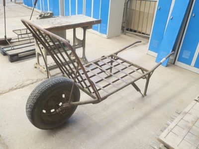 un chariot garé devant un bâtiment