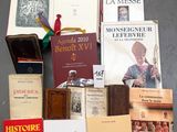 Plusieurs livres sont posés sur une table, dont l'un est ouvert.