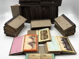 un grand nombre de livres posés sur une table