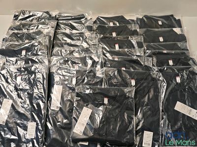beaucoup de t-shirts noirs posés sur une table