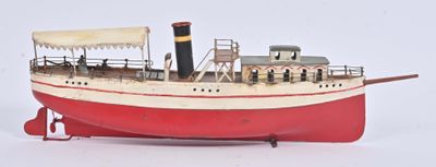 une maquette de bateau rouge et blanche posée sur une surface blanche