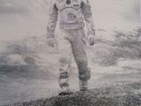 une image de l'affiche du film « Interstellar » représentant un homme en combinaison spatiale