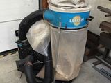 un dépoussiéreur installé dans un garage, surmonté d'un sac