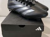 une boîte sur laquelle est posée une paire de chaussures de foot