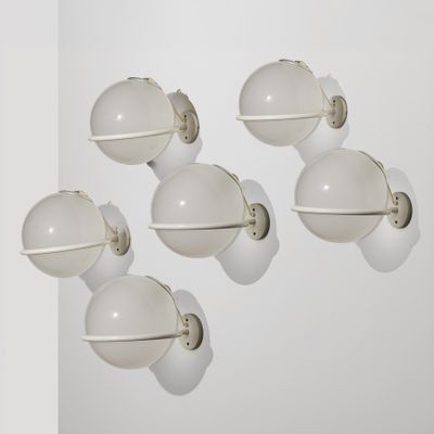 Six ampoules blanches sont accrochées à un mur blanc dans une pièce
