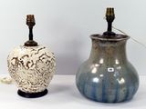 deux vases posés l'un à côté de l'autre sur une table
