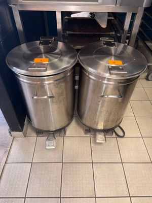deux poubelles en acier inoxydable posées au sol dans la cuisine