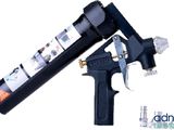 un gros plan d'un pistolet à peinture et d'un pistolet à peinture sur fond blanc