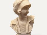 buste en marbre représentant une femme coiffée d'un chapeau, sur fond blanc