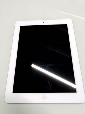 une image représentant une tablette blanche posée sur une table