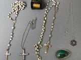 plusieurs types de colliers et de pendentifs posés sur une table