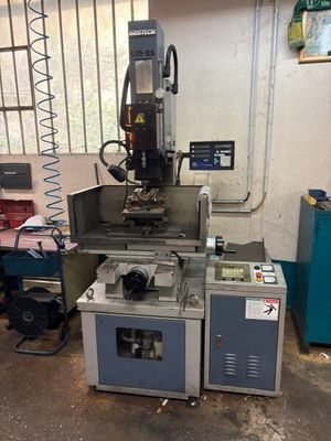 une machine qui se trouve dans un garage