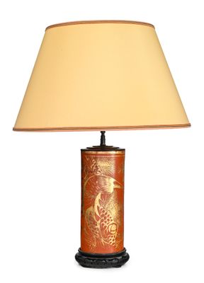 l'image d'une lampe posée sur une table