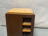 une petite armoire en bois munie d'étagères