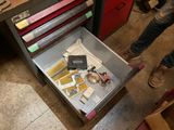 une boîte à outils en métal contenant de nombreux outils