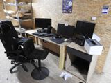 un bureau avec deux ordinateurs et une chaise placée devant