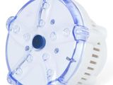 un gros plan d'un objet en plastique blanc et bleu posé sur une surface blanche