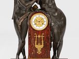 une horloge posée sur une table