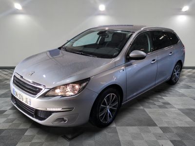la photo d'une voiture argentée sur un sol en damier