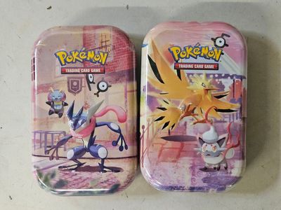 deux boîtes ornées de Pokémon posées sur une table