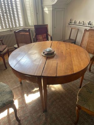 une table en bois sur laquelle est posé un bol, au milieu d'une pièce