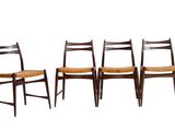 un ensemble de quatre chaises avec assise et dossier tressés
