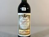 une bouteille de vin posée sur une table