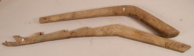 deux morceaux de bois posés sur une table