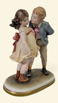 une figurine représentant un garçon et une fille en train de s'embrasser