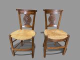 deux chaises en bois avec une assise en osier