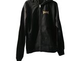 veste en cuir noir avec un logo doré sur la poitrine et une capuche