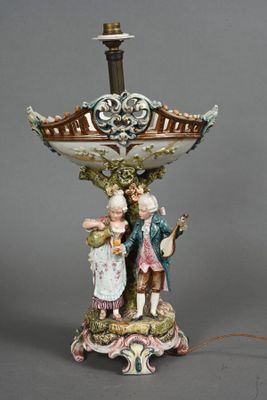 une lampe posée sur une table sur laquelle se trouve une lampe