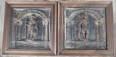 deux photos encadrées représentant un homme et une femme, accrochées au mur
