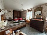 une chambre à coucher comprenant un lit, une commode, un miroir et d'autres meubles