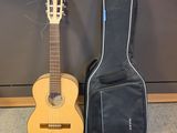 deux guitares posées l'une à côté de l'autre sur un sol recouvert de moquette