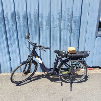 un vélo garé devant un mur bleu