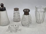 quatre salières et poivrières en verre et un verre