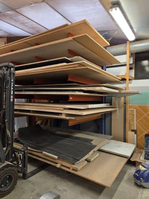 Lot de panneaux en medium et contreplaqué dont D : 2,80 x 2,…