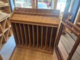 une pièce avec un bureau en bois et une fenêtre à l'arrière-plan