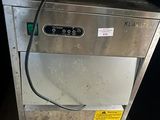 une machine posée sur le sol à côté d'un mur