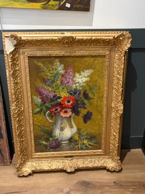 une peinture de fleurs dans un vase sur une table