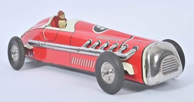 une petite voiture rouge avec un homme au volant