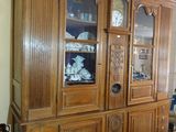 une photo d'un vaisselier en bois dans un salon