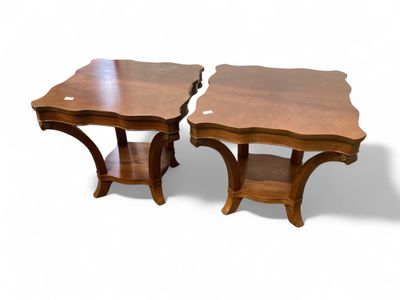 Paire de petites tables en placages de citronnier, quatre pieds courbé